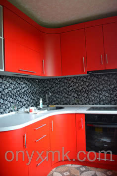 Красная радиусная угловая кухня